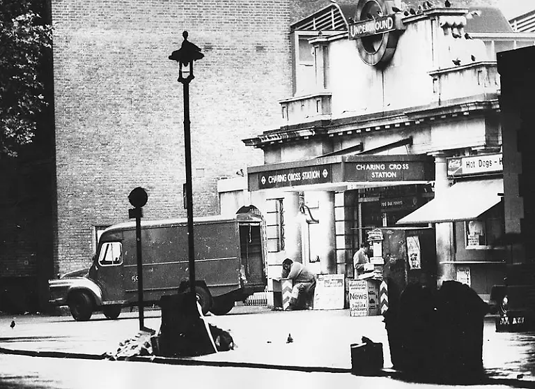 London-U-Bahn-Charing-Cross-station-circa-1974-ab-1976-umbenannt-in-Embankment