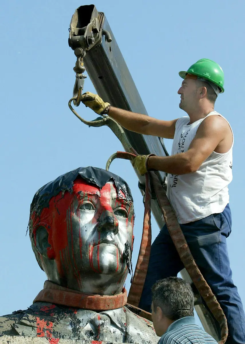 Juancarlos-Franco-Denkmal-Abbau
