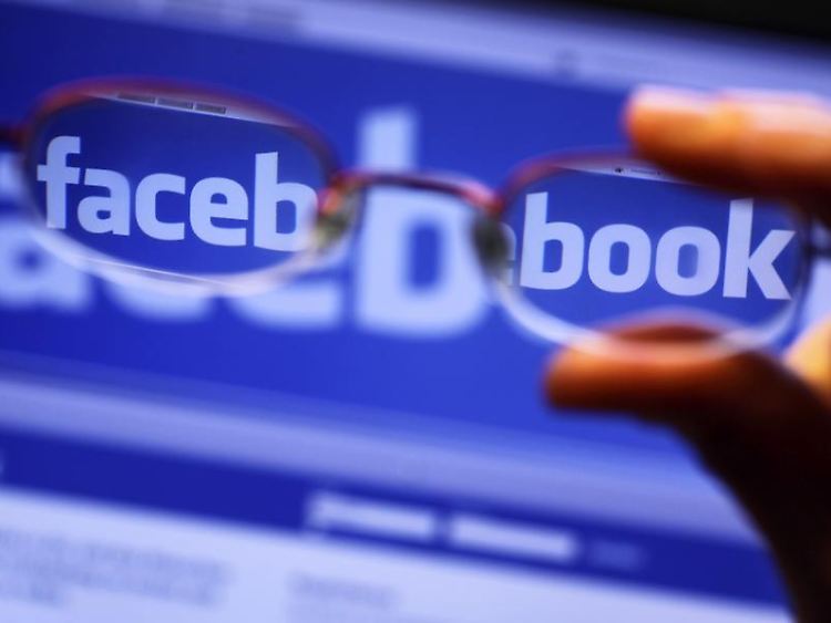 Mitarbeitern sollte klar sein: Das Lästern über Vorgesetzte, Kunden und Kollegen bei Facebook ist tabu.