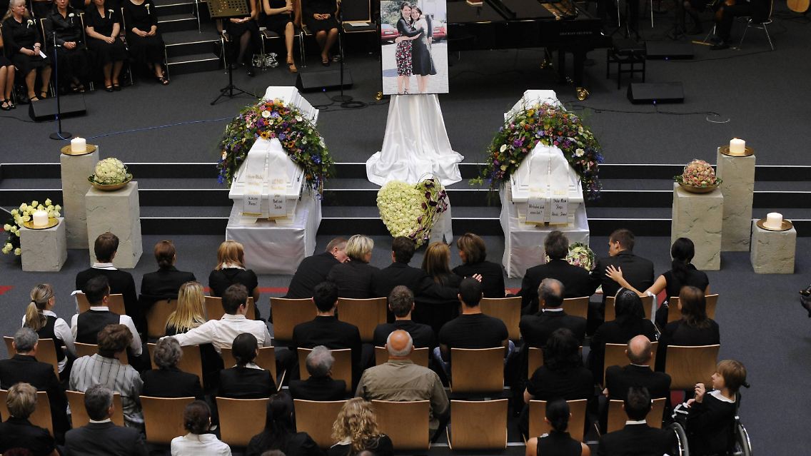Abschied von den Pflegehelferinnen: Die Särgen mit den beiden Toten in der Immanuel-Kirche.