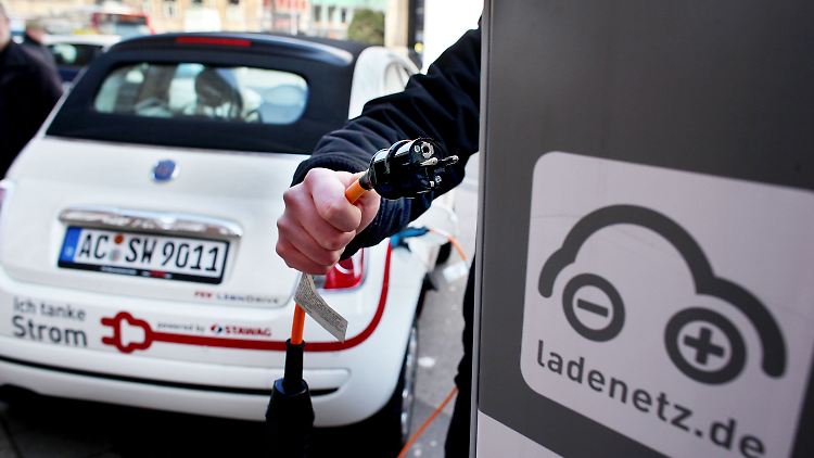 Bisher sind die Akkus für Elektrowagen noch sehr teuer, das dürfte sich aber ändern.