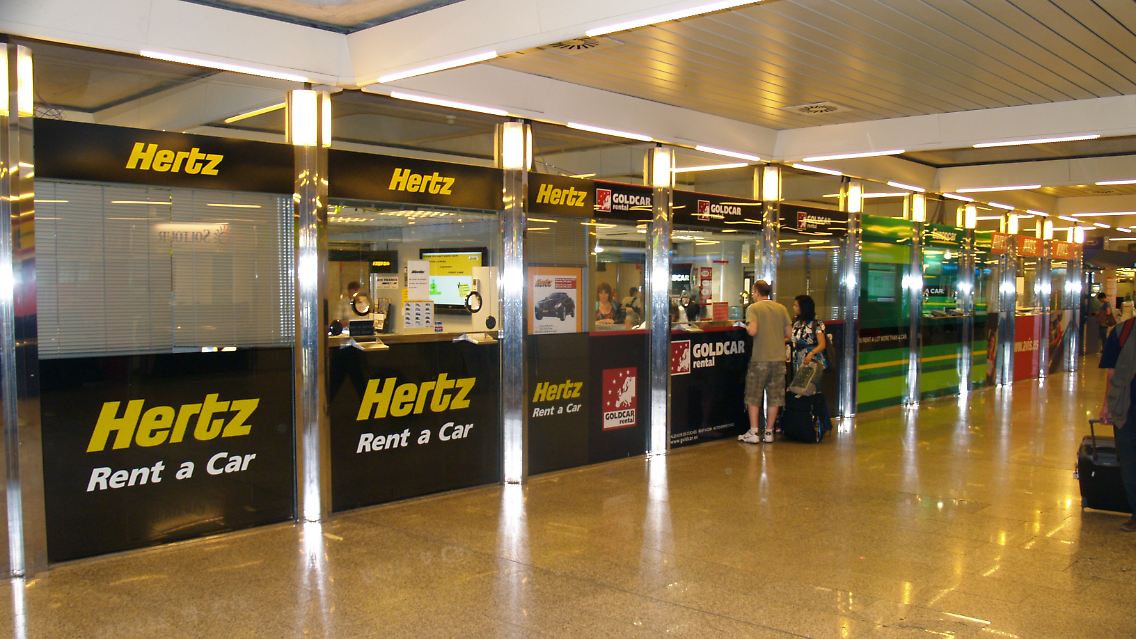 Leere Mietwagenschalter auf dem Flughafen in Palma de Mallorca - es gibt keine Autos mehr (Bild vom 21. Juni 2009).