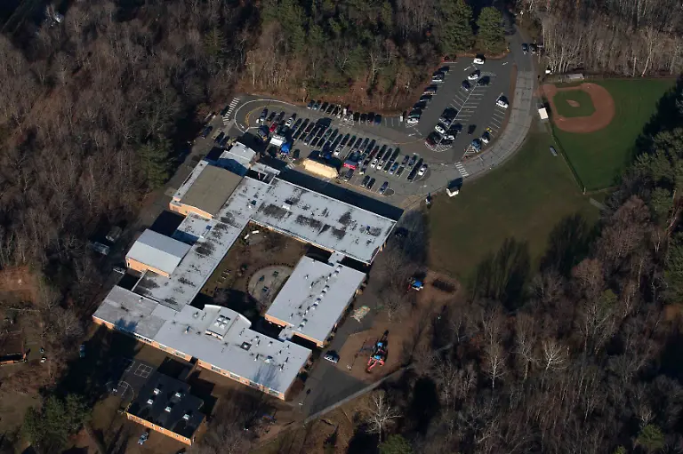 2012-12-15T200040Z-01-AAL106-RTRMDNP-3-USA-SHOOTING-CONNECTICUT-JPG1177389422305212263