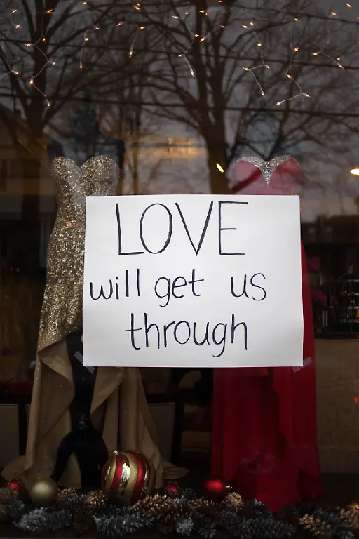 2012-12-16T183609Z-01-AAL106-RTRMDNP-3-USA-SHOOTING-CONNECTICUT-JPG8158959805956941085