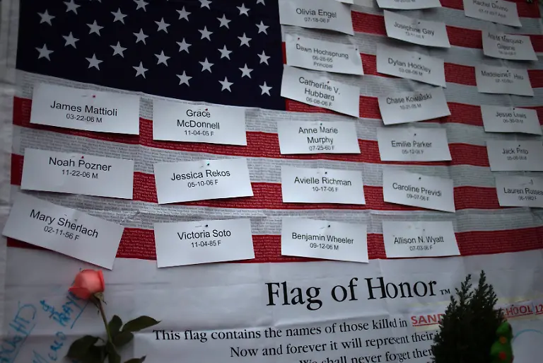 2012-12-16T184629Z-01-AAL108-RTRMDNP-3-USA-SHOOTING-CONNECTICUT-JPG5644625211857014735