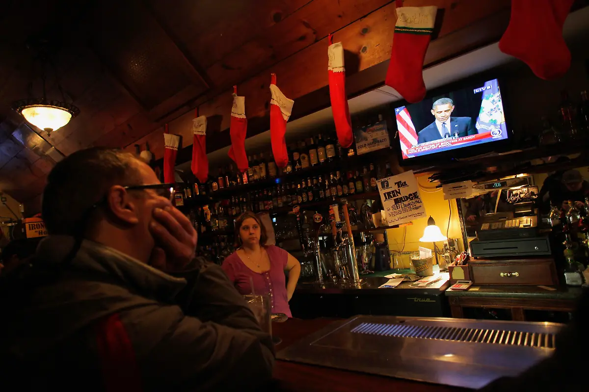 2012-12-17T023636Z-01-JL486-RTRMDNP-3-USA-SHOOTING-CONNECTICUT-JPG6445169077659280315