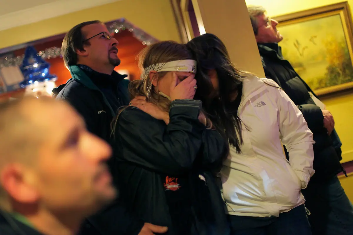 2012-12-17T023945Z-01-JL487-RTRMDNP-3-USA-SHOOTING-CONNECTICUT-JPG5210940498294130094