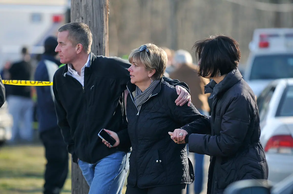 2012-12-15T000528Z-01-TOR107-RTRMDNP-3-USA-SHOOTING-CONNECTICUT-JPG4791130317113970612