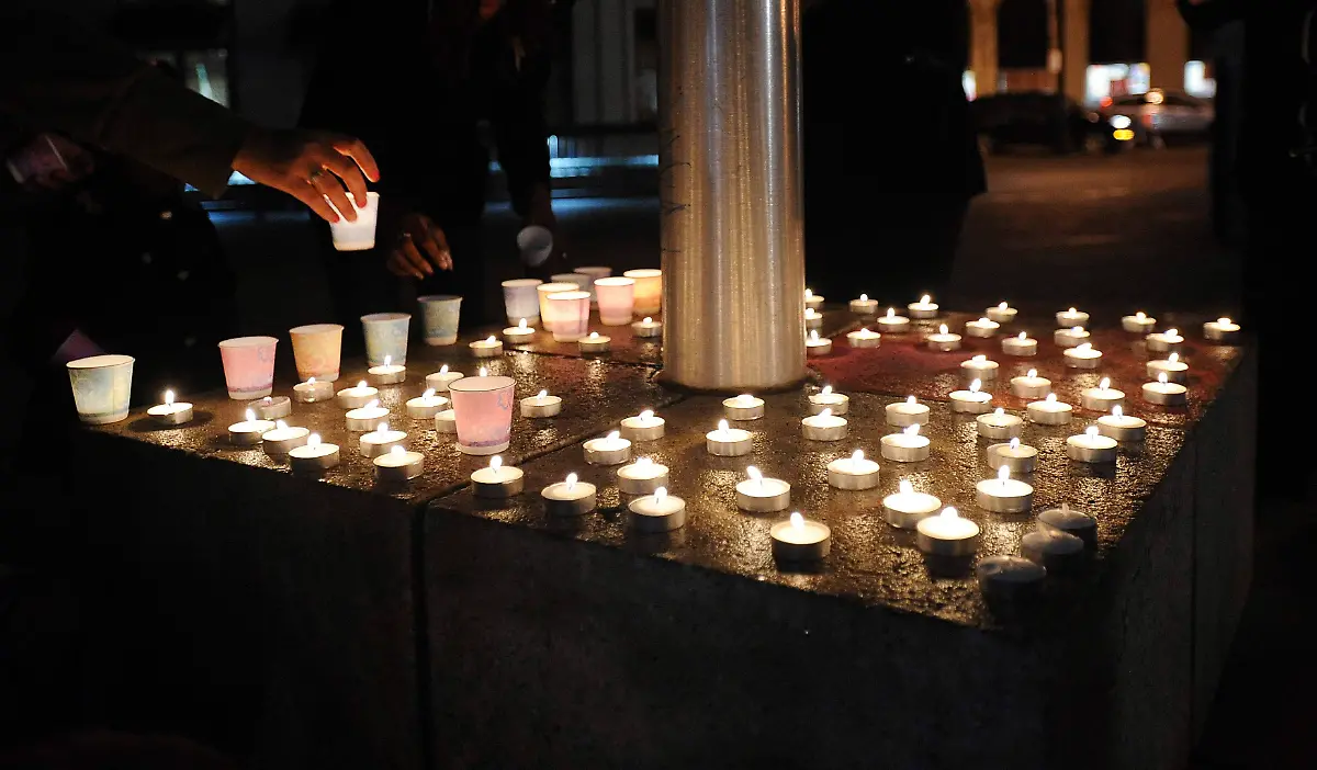 2012-12-15T040613Z-01-NB04-RTRMDNP-3-USA-SHOOTING-CONNECTICUT-JPG9010032747306283464