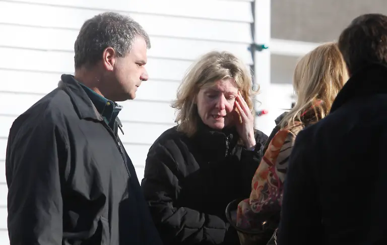 2012-12-14T185017Z-01-MMC013-RTRMDNP-3-USA-SHOOTING-CONNECTICUT-JPG3287978762798356850