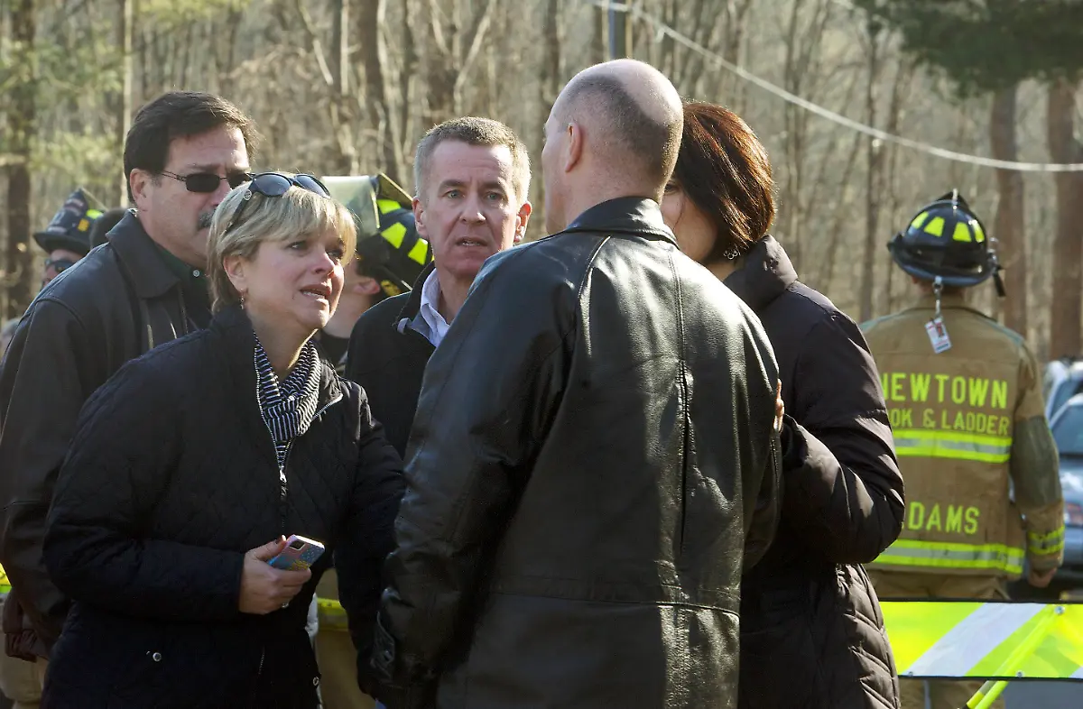 2012-12-14T180217Z-01-CTMM009-RTRMDNP-3-USA-SHOOTING-CONNECTICUT-JPG2095604307327785471