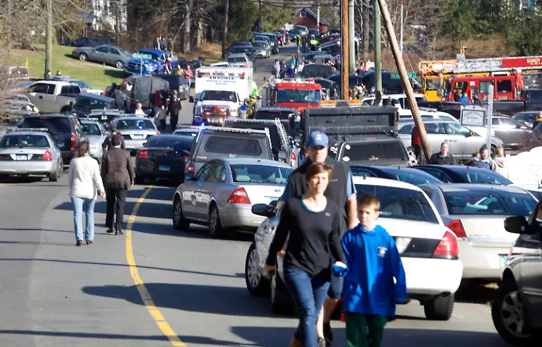 2012-12-14T173348Z-01-CTMM003-RTRMDNP-3-USA-SHOOTING-CONNECTICUT-JPG7052238787196878635