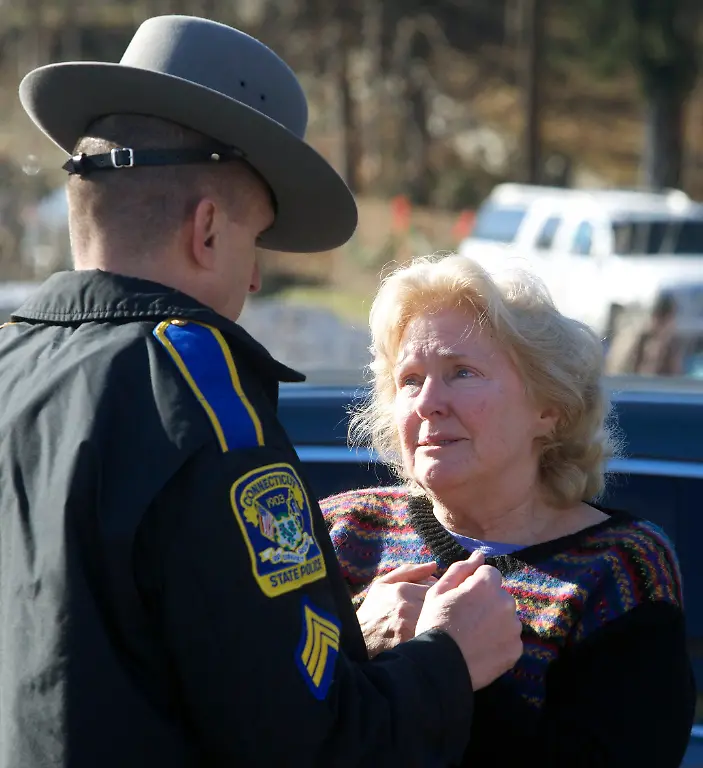 2012-12-14T174733Z-01-CTMM011-RTRMDNP-3-USA-SHOOTING-CONNECTICUT-JPG7062866873531686398