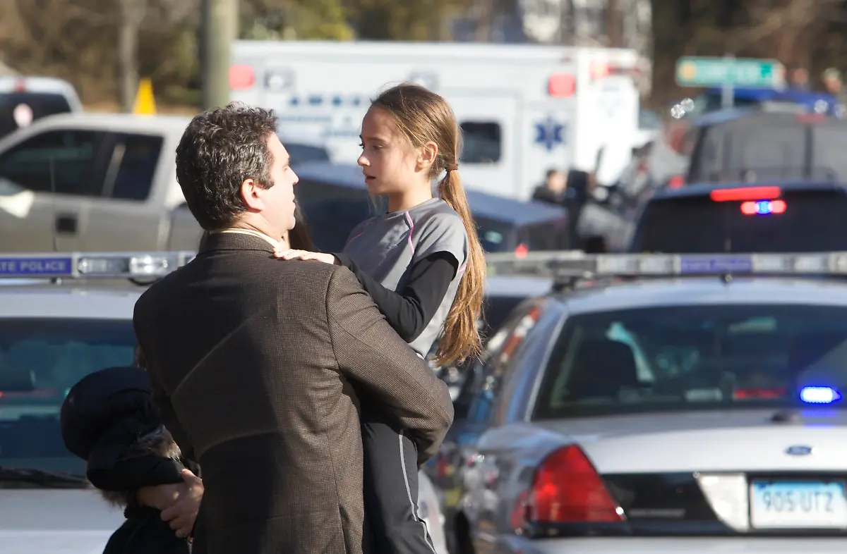 2012-12-14T174544Z-01-CTMM004-RTRMDNP-3-USA-SHOOTING-CONNECTICUT-JPG4794096310808165064