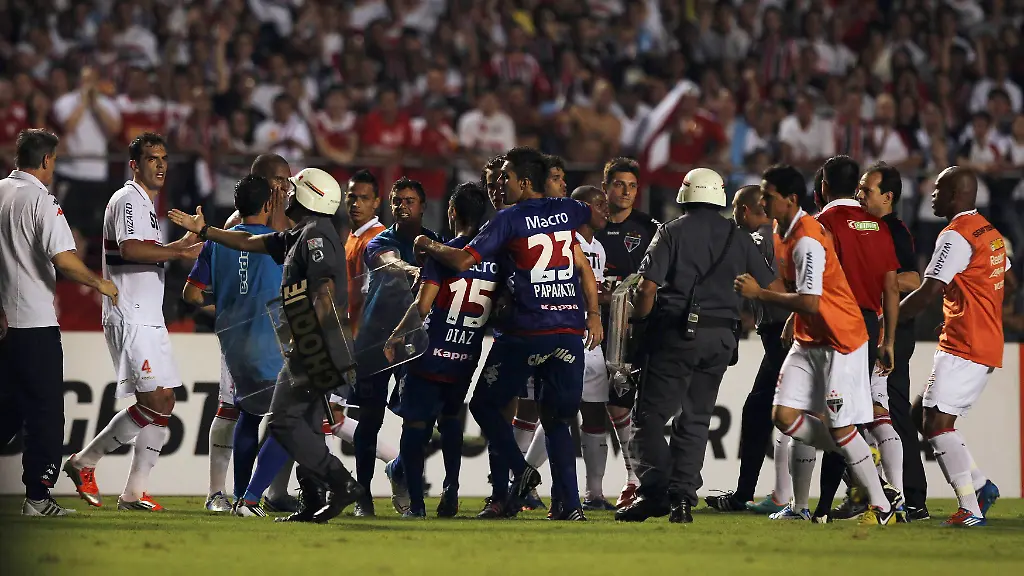 2012-12-13T011608Z-01-SAO213-RTRMDNP-3-SOCCER-LATAM-COPASUDAMERICANA-JPG4410353093737277129