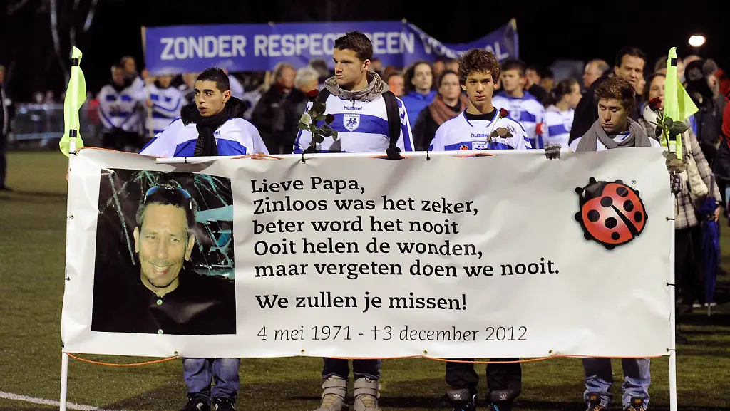 2012-12-09T180306Z-01-ALM03-RTRMDNP-3-SOCCER-DUTCH-JPG7287215408597411332