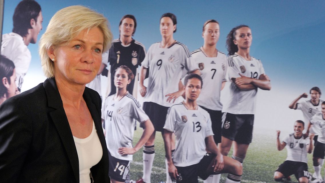 Nach einer Niederlage ist man ziemlich allein. Silvia Neid macht derzeit diese Erfahrung.