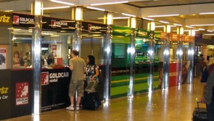 Mangelware Mietwagen: Leere Mietwagenschalter auf dem Flughafen in Palma de Mallorca (Archivbild)