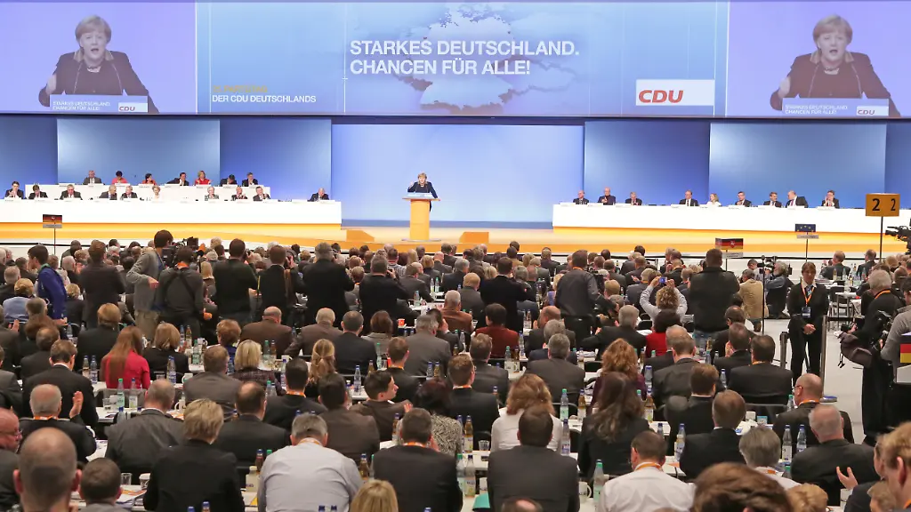 Die-Union-kann-den-Parteitag-in-Hannover-beruhigt-angehen-nach-der-Forsa-Sonntagsfrage-ist-die-Union-staerkste-Kraft-Bangen-um-den-Einzug-ins-Parlament-muessen-die-Piraten-die-und-FDP