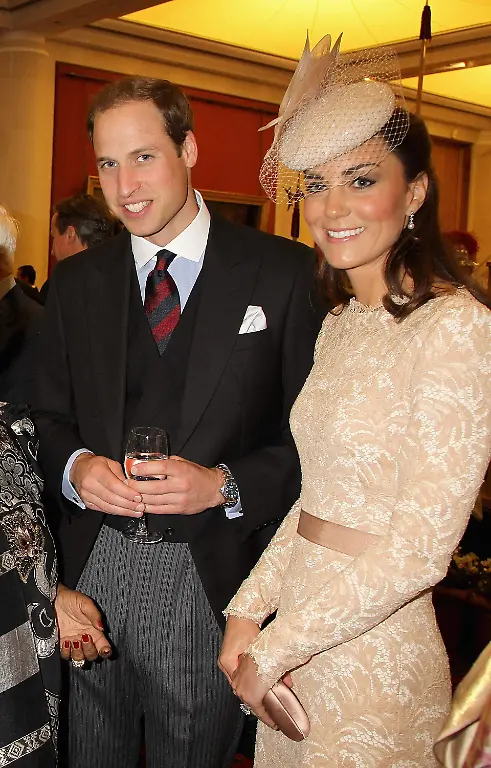 2012-12-03T165604Z-01-CLH129-RTRMDNP-3-BRITAIN-ROYAL-PREGNANCY-JPG2640701694297675104