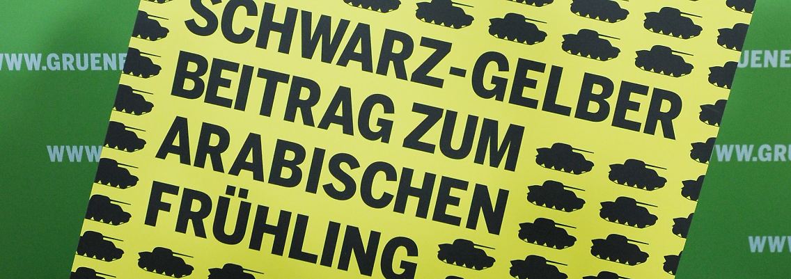 Claudia Roth stellt das Plakat vor der Presse in Berlin vor.