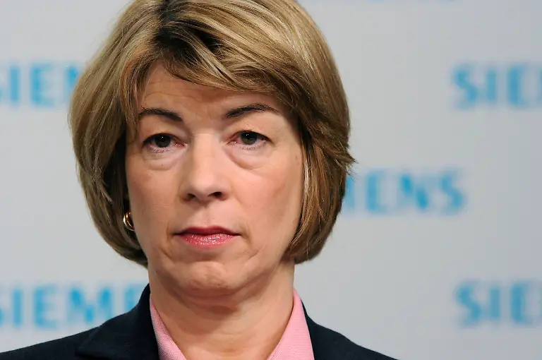 Die-Siemens-Einkaufschefin-Barbara-Kux-am-03-12-2009-waehrend-einer-Siemens-Bilanzpressekonferenz-in-Muenchen-Bayern-Die-erste-Frau-im-Vorstand-von-Siemens-hoert-auf-Kux-verzichtet-auf-eine-derzeit-anstehende-Verlaengerung-ihres-Vertrages-und-wird-den-Elektrokonzern-Ende-2013-verlassen