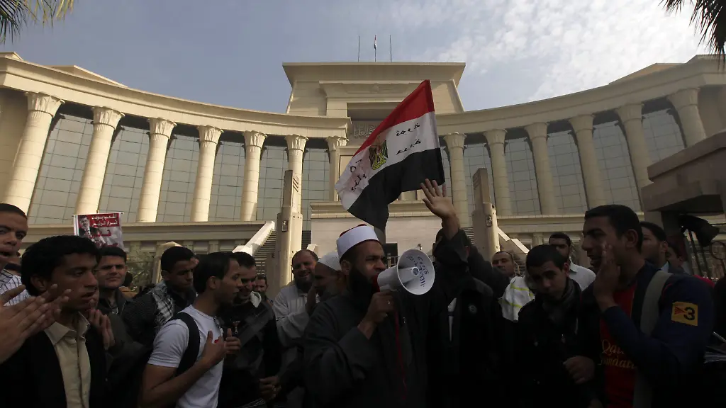 2012-12-02T125800Z-01-AMR040-RTRMDNP-3-EGYPT-COURT-STATEMENT-JPG7880462575755473180