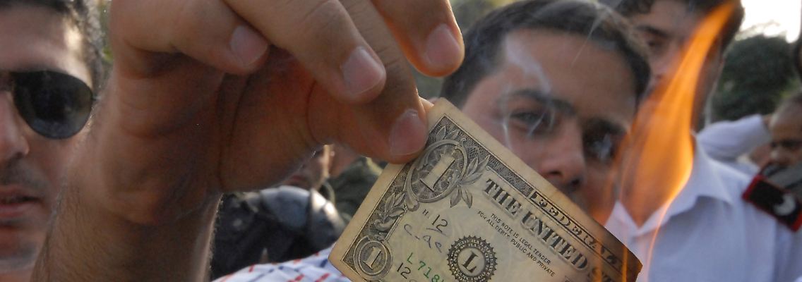 Zeichen der Feindlichkeit: Ein Demonstrant verbrennt einen Dollarschein.