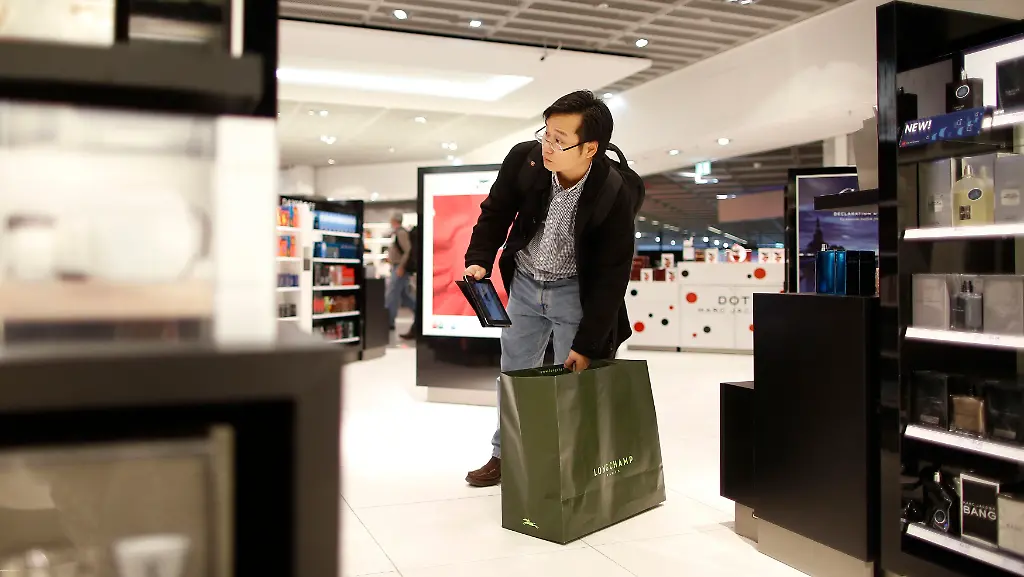 2012-11-27T122653Z-01-NIL26-RTRMDNP-3-EUROPE-CHINA-AIRPORTSHOPPER-JPG7385665748471180389