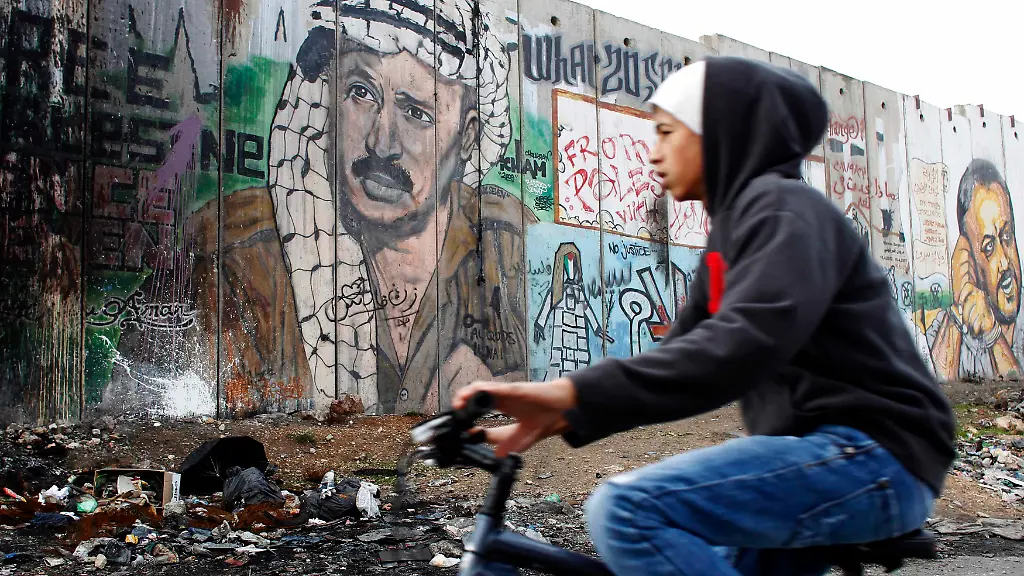 2012-11-26T142053Z-01-JER07-RTRMDNP-3-PALESTINIANS-ARAFAT-JPG5620822549697116949