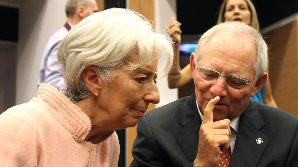 IWF-Chefin-Lagarde-und-Bundesfinanzminister-Schaeuble-in-angeregter-Diskussion-Du-was-haeltst-du-davon-wenn