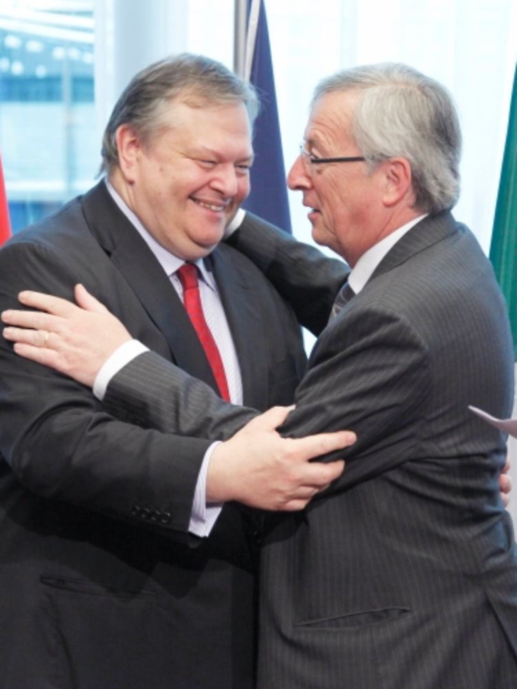 Eurogruppen-Chef Juncker (r) umarmt vor der Unterzeichnung der neuen Pakete den griechischen Finanzminister Venizelos.