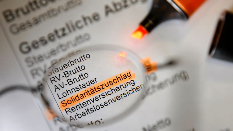 Bereits 2010 hatte das Bundesverfassungsgericht eine Vorlage gegen die dauerhafte Erhebung des umstrittenen Solidaritätszuschlags abgelehnt.
