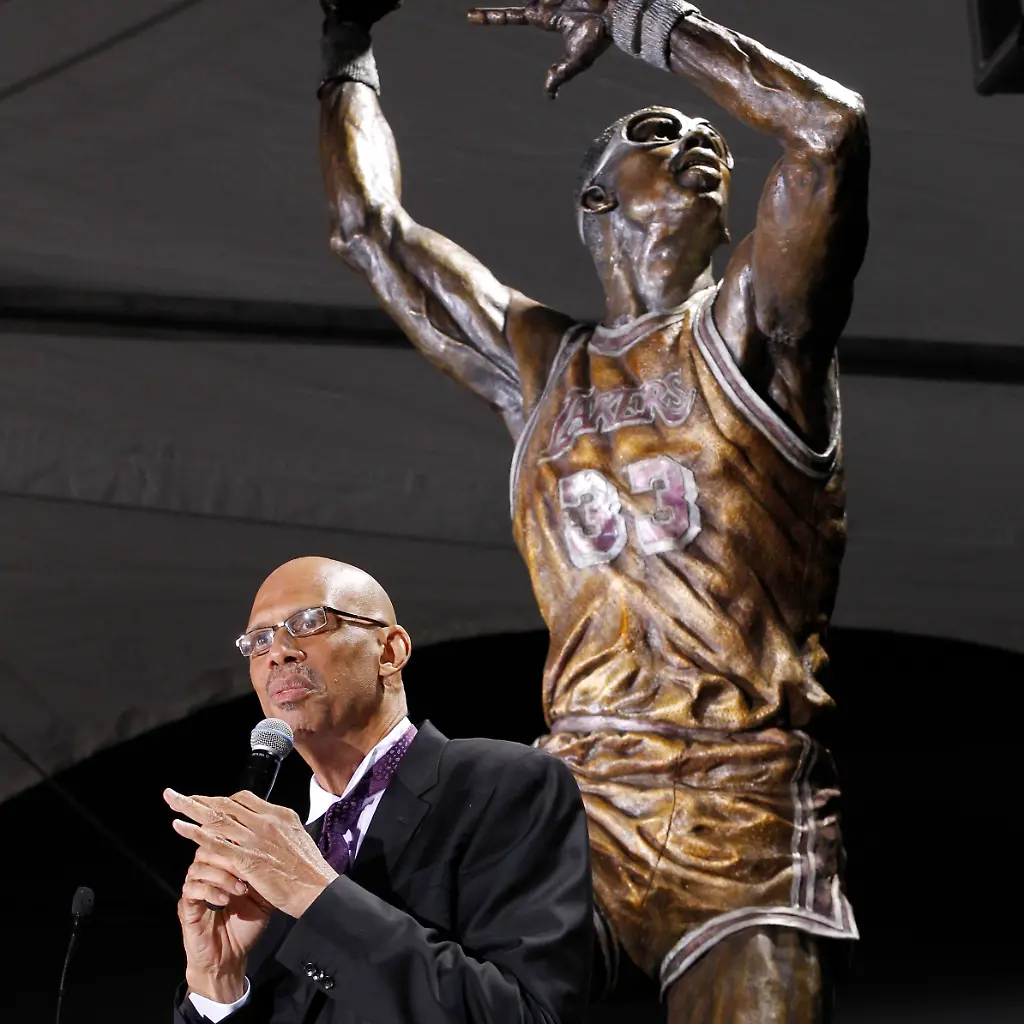 2012-11-17T022942Z-01-DLM106-RTRMDNP-3-NBA-LAKERS-JABBAR-JPG1202478052261284434
