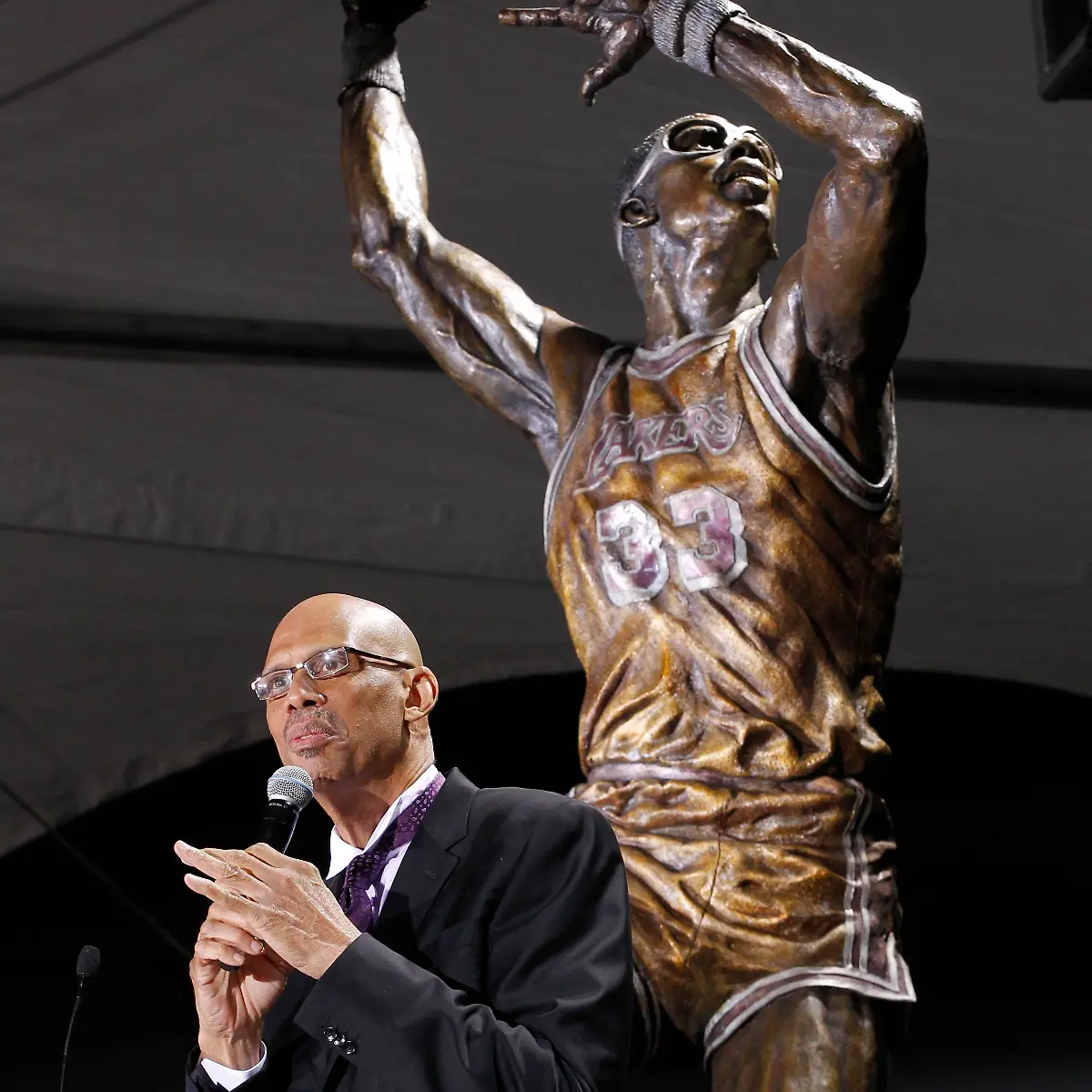 2012-11-17T022942Z-01-DLM106-RTRMDNP-3-NBA-LAKERS-JABBAR-JPG1202478052261284434