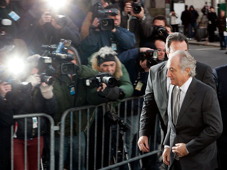 Bernard Madoff auf dem Weg in den Gerichtssaal.