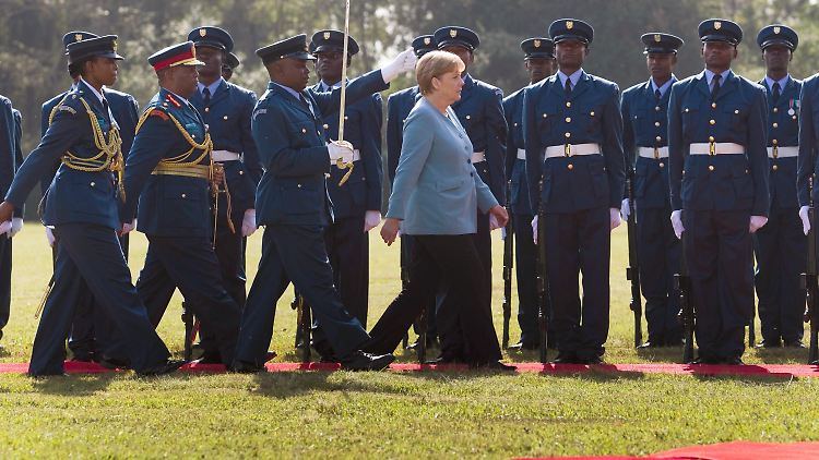 Merkel bei der Begrüßung in Kenia. Sie wird noch nach Angola und Nigeria reisen.