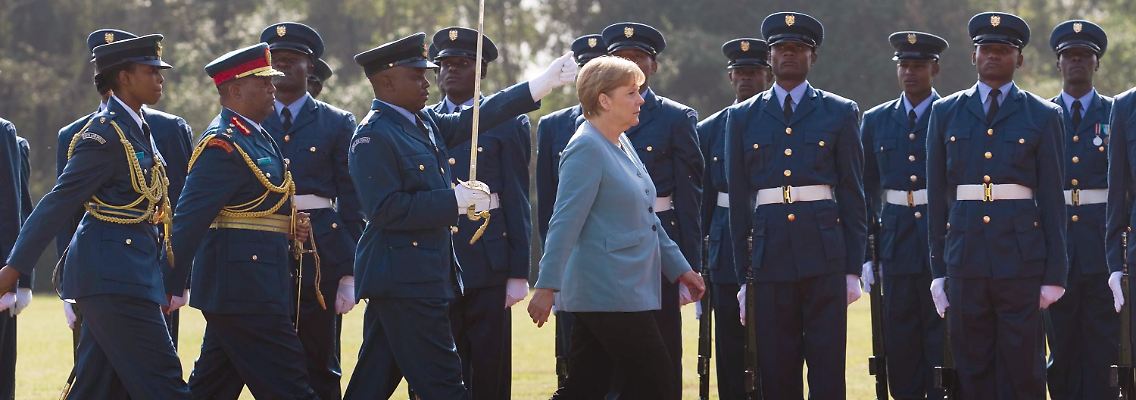 Merkel bei der Begrüßung in Kenia. Sie wird noch nach Angola und Nigeria reisen.