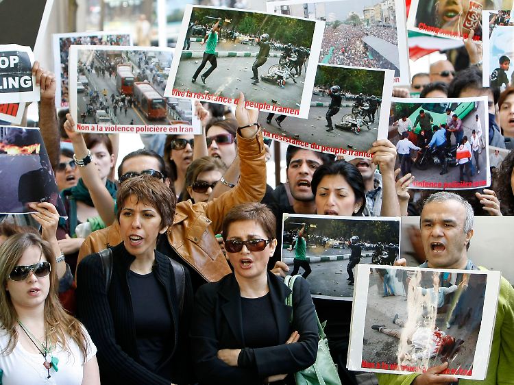Exil-Iraner protestieren vor der iranischen Botschaft in Paris.
