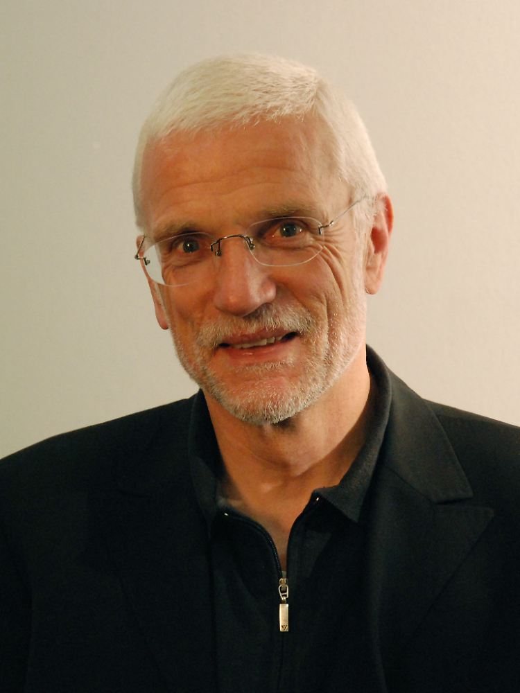 Dr. Hans-Jürgen Schulke ist Professor an der privaten Macromedia Hochschule für Medien und Kommunikation in Hamburg. Dem Thema Sport widmet er sich nicht nur wissenschaftlich, sondern auch als passionierter Marathonläufer.