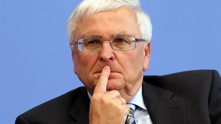 Wieder einmal ein Skandal im DFB, wieder das bekannte Schema: Entweder lügt DFB-Präsident Theo Zwanziger.