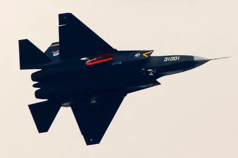 2012-11-02T065357Z-01-PEK13-RTRMDNP-3-CHINA-MILITARY-STEALTH-JPG8411136919918648598