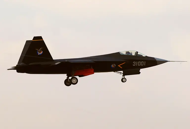 2012-11-02T065911Z-01-PEK09-RTRMDNP-3-CHINA-MILITARY-STEALTH-JPG1391953418535094092