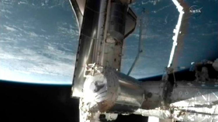 Die "Atlantis" während des Andockmanövers an die Internationale Raumstation.