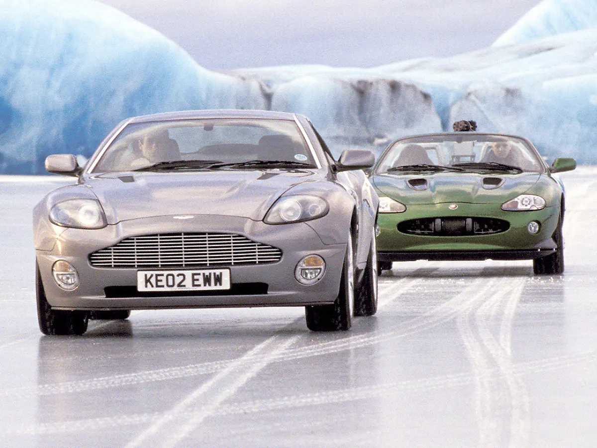 James-Bond-Cars-2002-Stirb-an-einem-anderen-Tag-Aston-Martin-V12-Vanquish-2-0