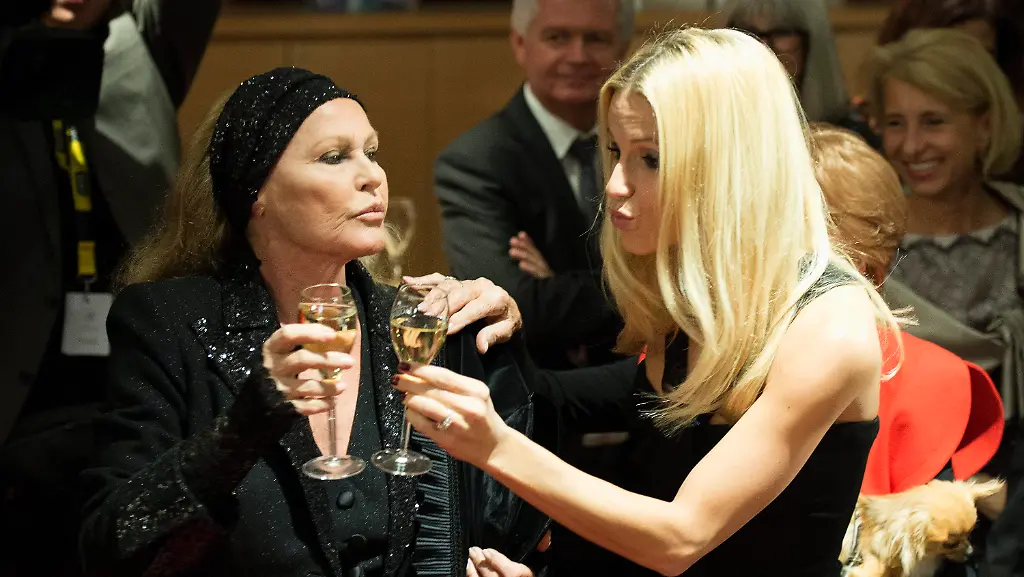 380k2437-jpg967772536722652907