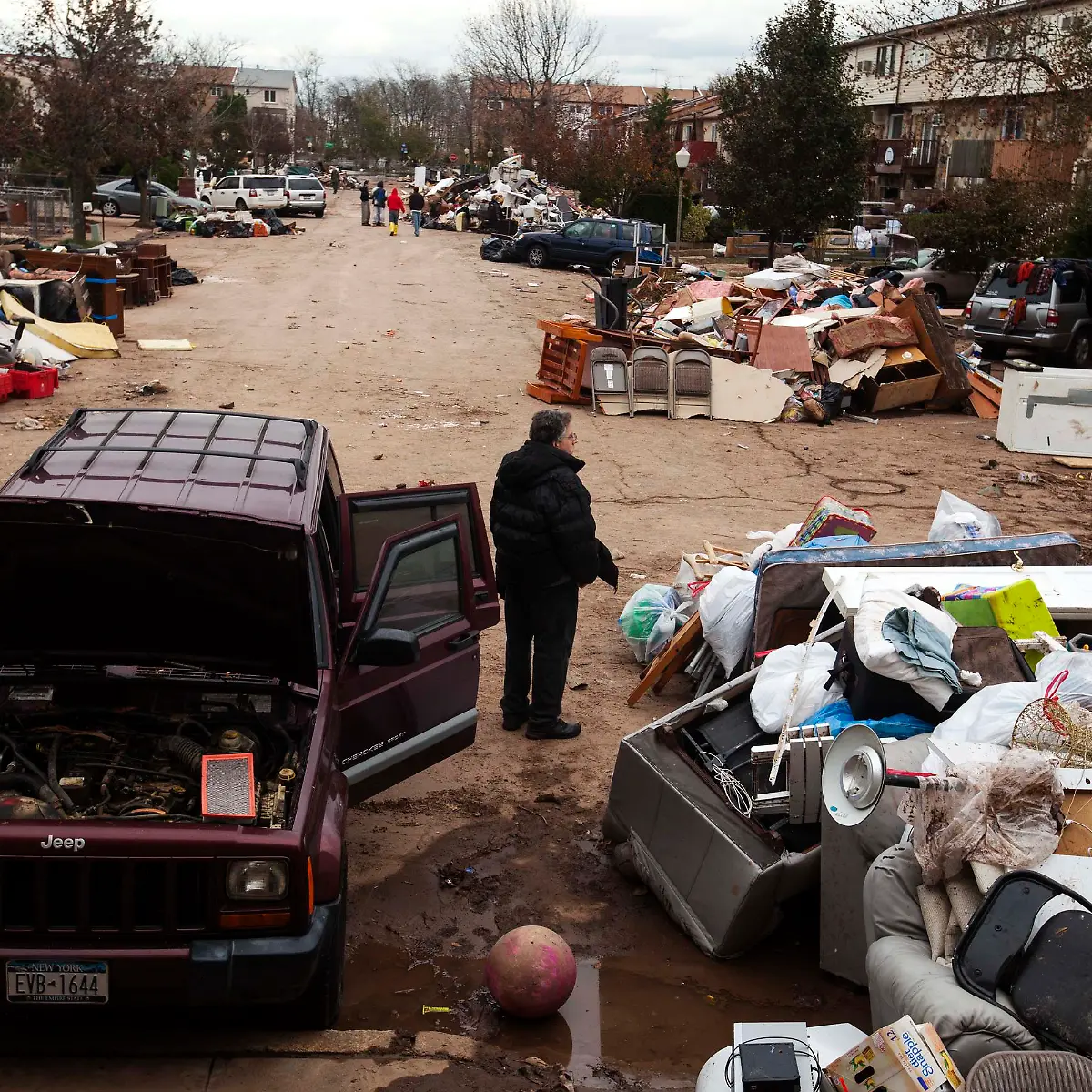 2012-11-01T225404Z-01-LJJ018-RTRMDNP-3-STORM-SANDY-JPG2706607967972060562