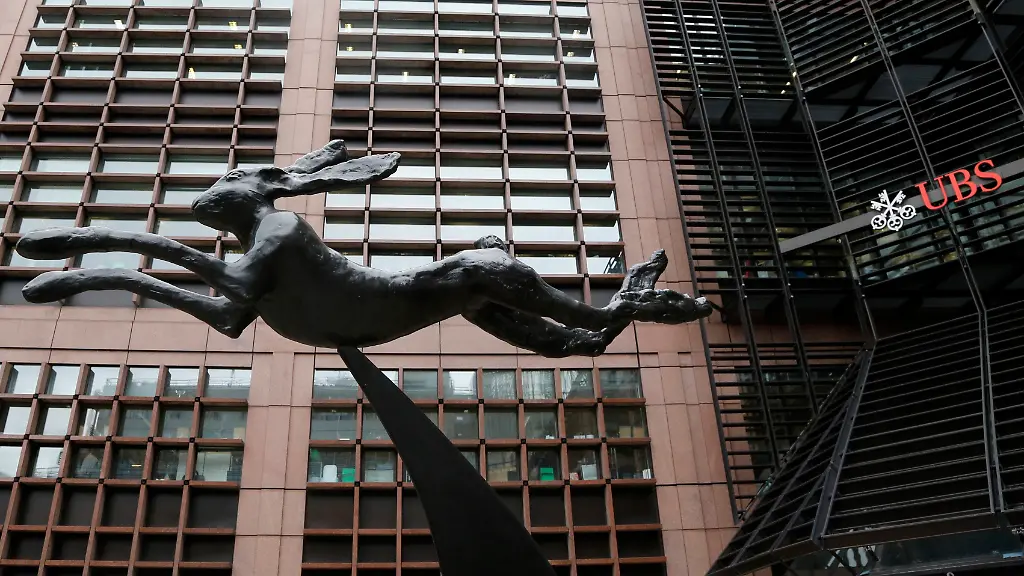 2012-10-31T115021Z-01-CLH109-RTRMDNP-3-UBS-RESTRUCTURE-JOBS-JPG145283112575566217