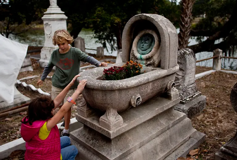 2012-10-31T180344Z-01-RH01-RTRMDNP-3-HALLOWEEN-CEMETERY-JPG4417315299521874539