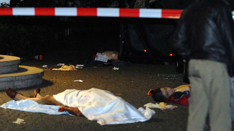 Sechs Menschen liegen im August 2007 vor dem Restaurant "Da Bruno" in ihrem Blut.
